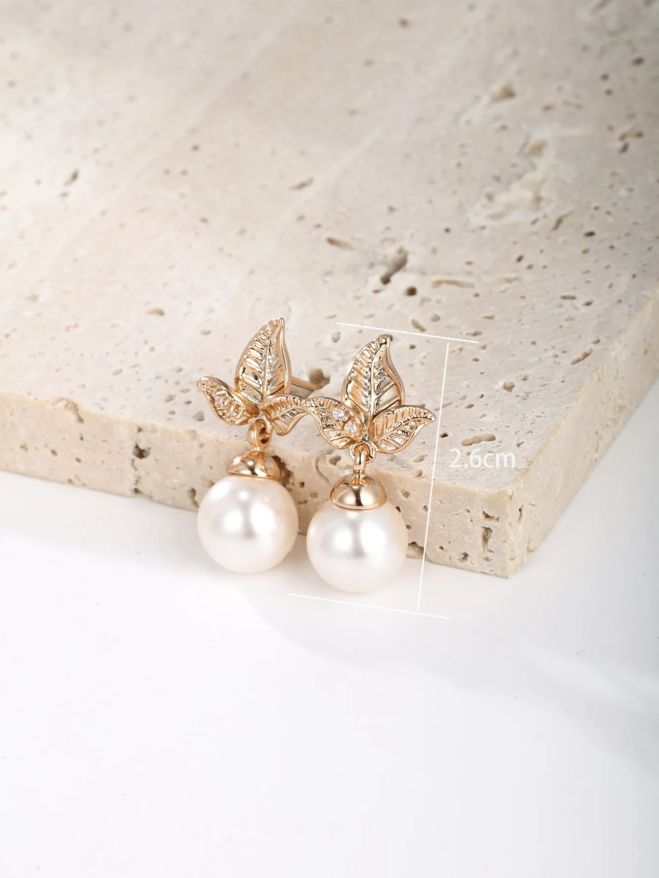 Jewelry simple and fashionable gold leaf imitation pearl earrings niche design high-end retro earrings