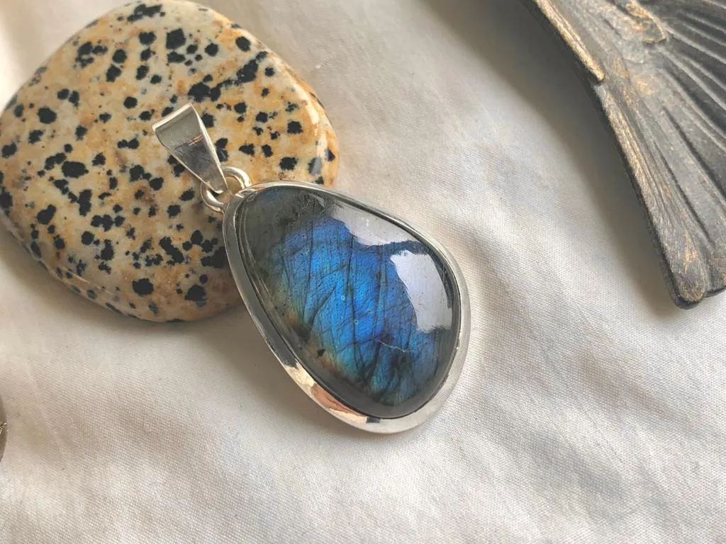 Labradorite Naevia Pendant - Freeform