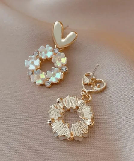 Minimalist - Daisy flowers dangle earrings | pearlescent petals with resin stones |elegant prearl iridescent gold floral earrings | bridal party wedding