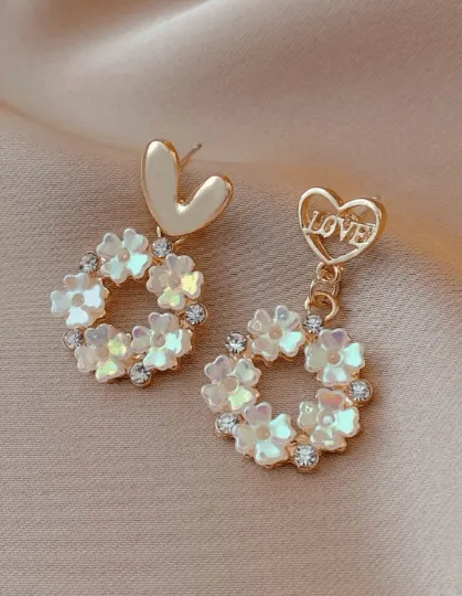 Minimalist - Daisy flowers dangle earrings | pearlescent petals with resin stones |elegant prearl iridescent gold floral earrings | bridal party wedding